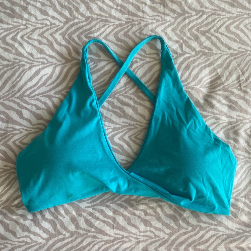 Cross Back Twist Front Plunge V-Neck Halter Sports Bra Top